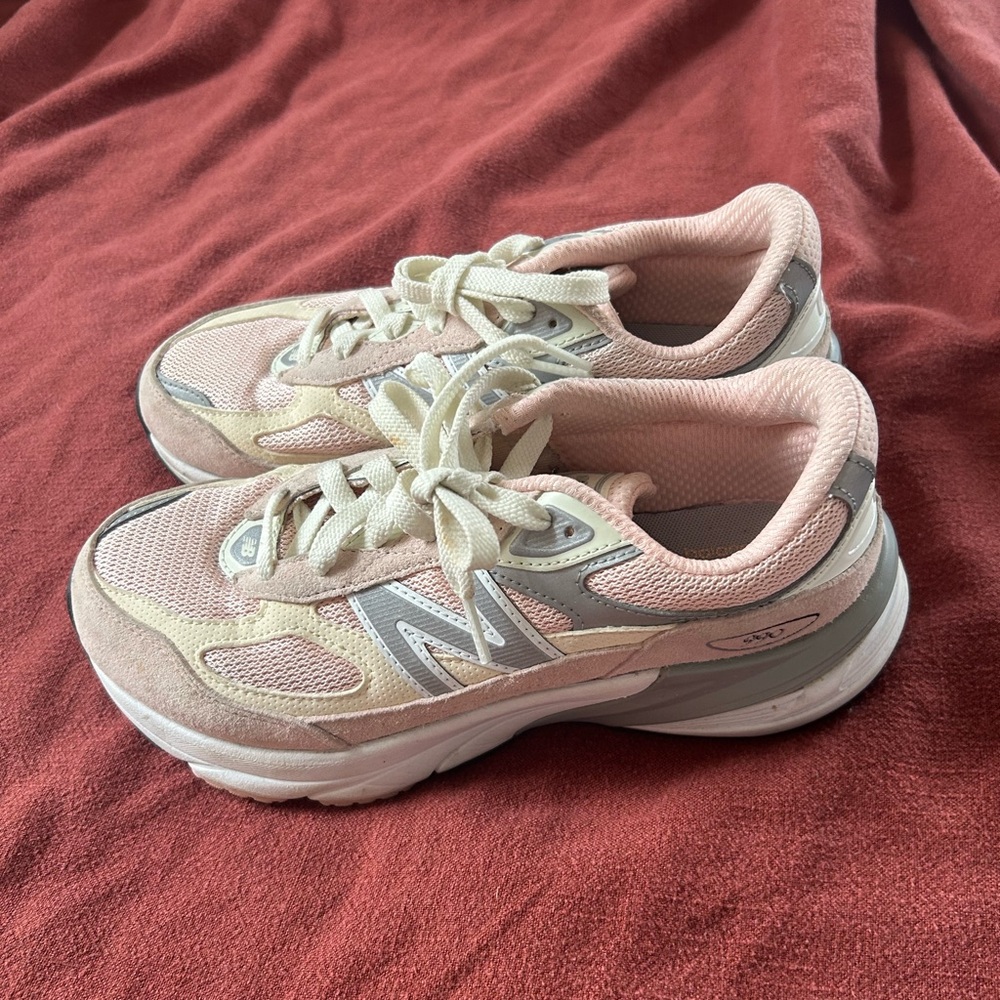New balance 990 pink (rare) 
Gently used